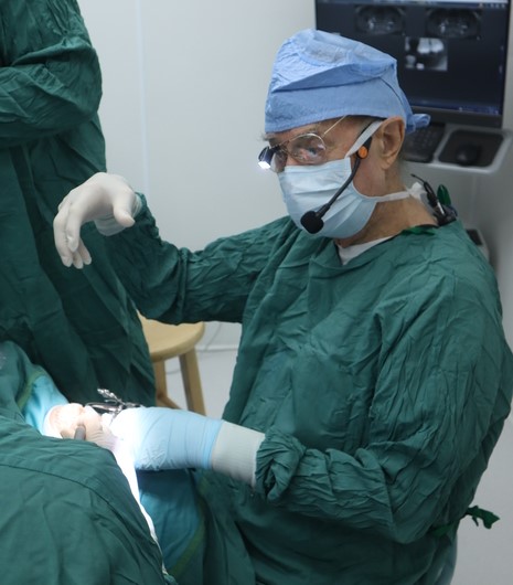 Dr. Hilt Tatum instructing during a dental implant surgery
